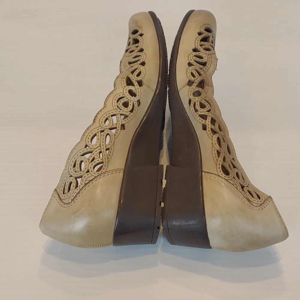 Earth Shoe Leather Bayside Biscuit Heavy Padded Laser Cut Scroll Slip On Wedges